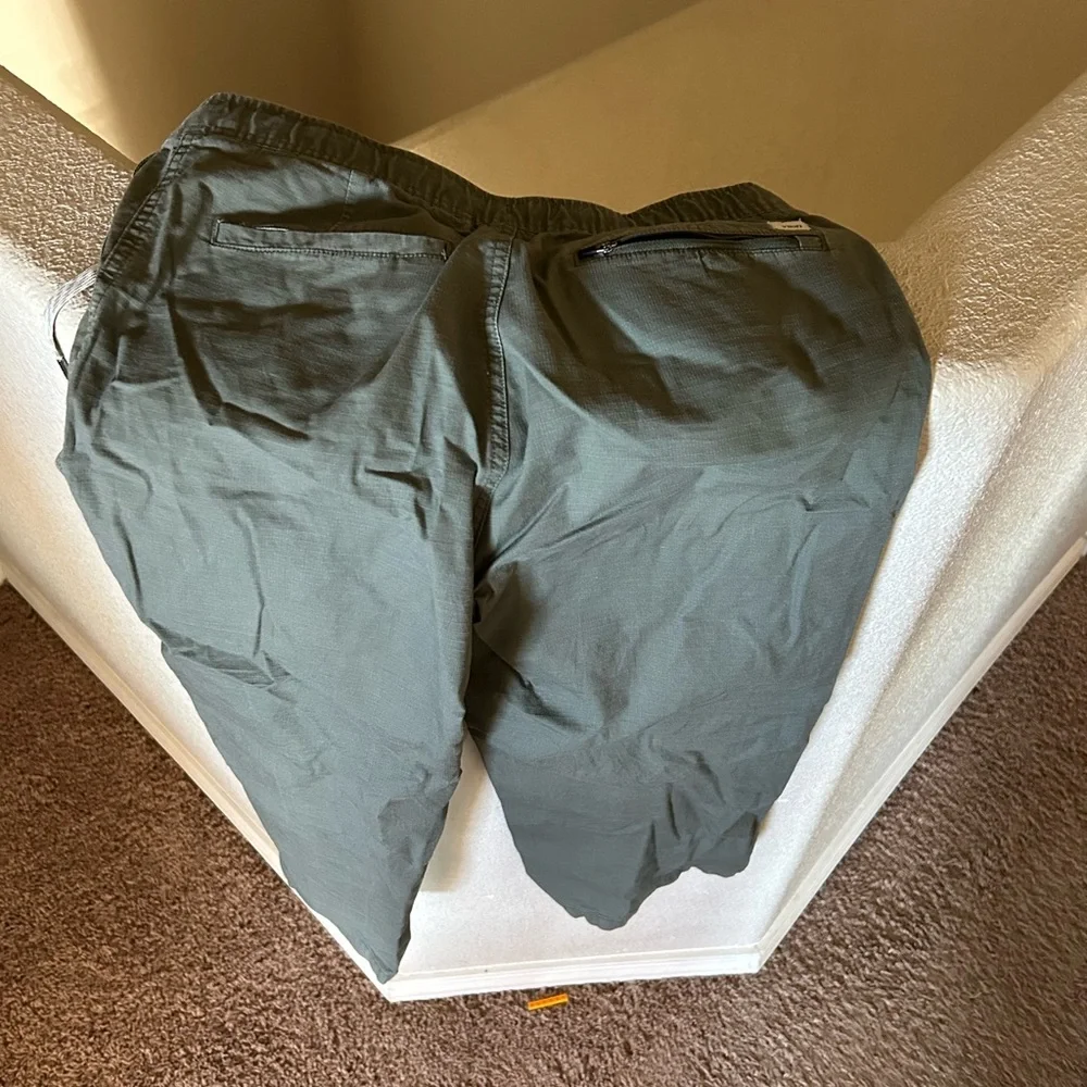 Vuori Olive Green Ripstop Cropped Pants - Picture 2 of 5
